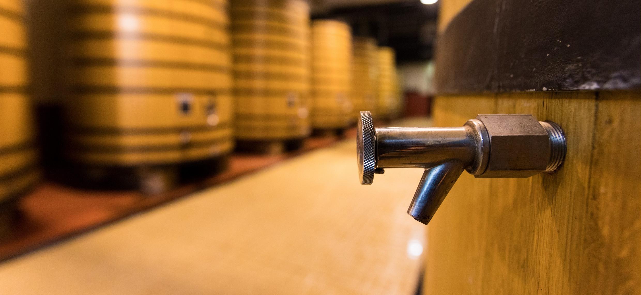 Côtes du Rhône : Distillation de Crise et Libération de la Réserve